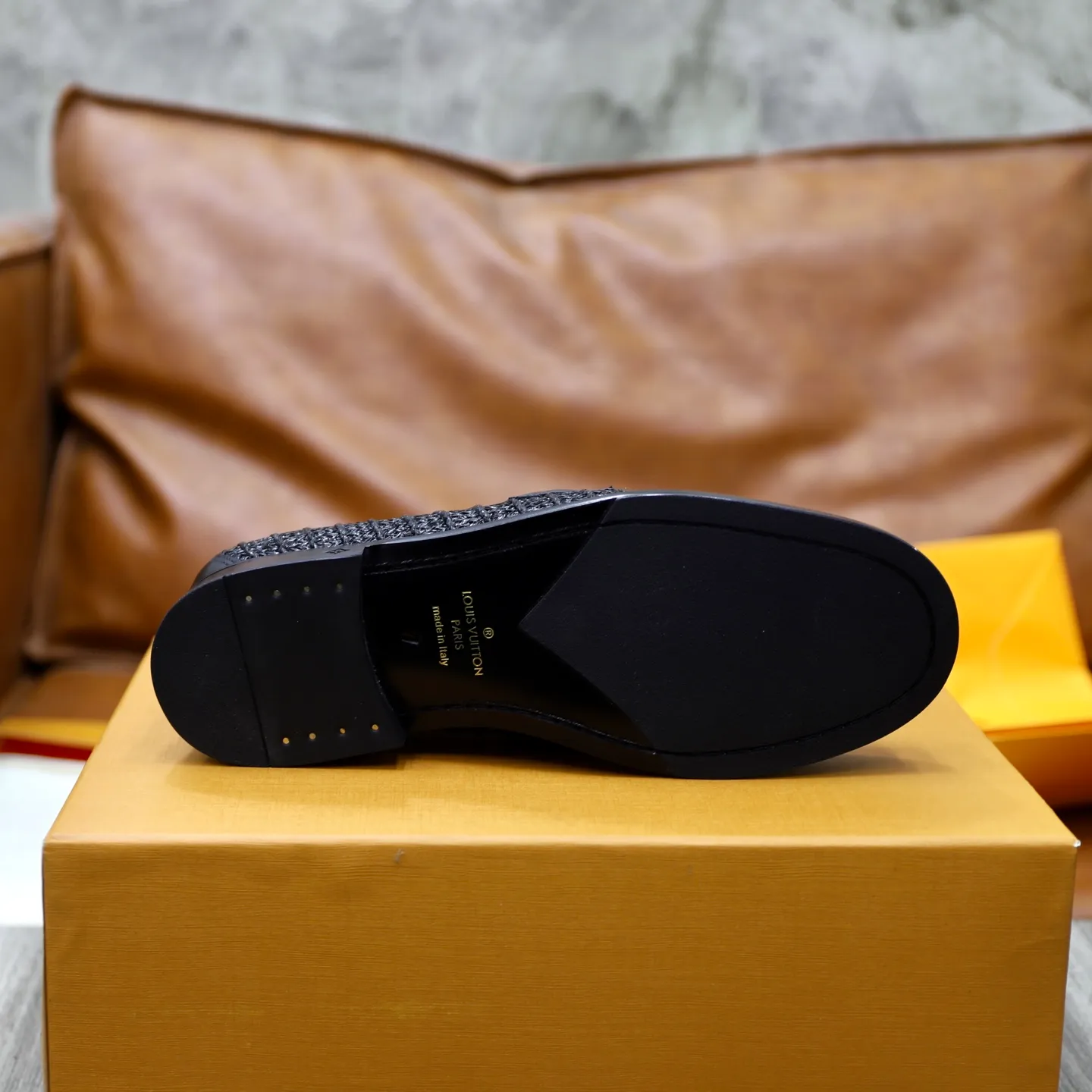 Men's shoes 💰: 💰900LV Louis Vuitton slip-on loafers, top quality products produced in Dongguan, ready for sale! This LV Glove loafer is made of selected soft cowhide, with a slightly wrinkled leather surface and a very high-end texture. Each pair is unique. The leather surface is light and soft, with a fine texture and good luster. It is a classic loafer style, with exquisite handmade mark stitching on the toe, and a square toe configuration to highlight the classic style. The horizontal band has hot-printed LV three-dimensional letters, semi-solid handcrafts and a genuine leather outsole, and a rubber patch on the heel to create wear-resistant performance and comfort. One of the must-have loafers for men! Comes with full original packaging! Code number: 38-39-40-41-42-43-44 (38, 45, 46 customized) standard leather shoe code